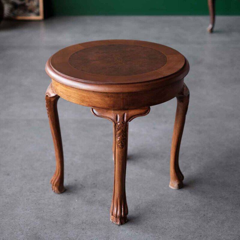 Table d’appoint ronde vintage en bois massif sculpté, style classique franç