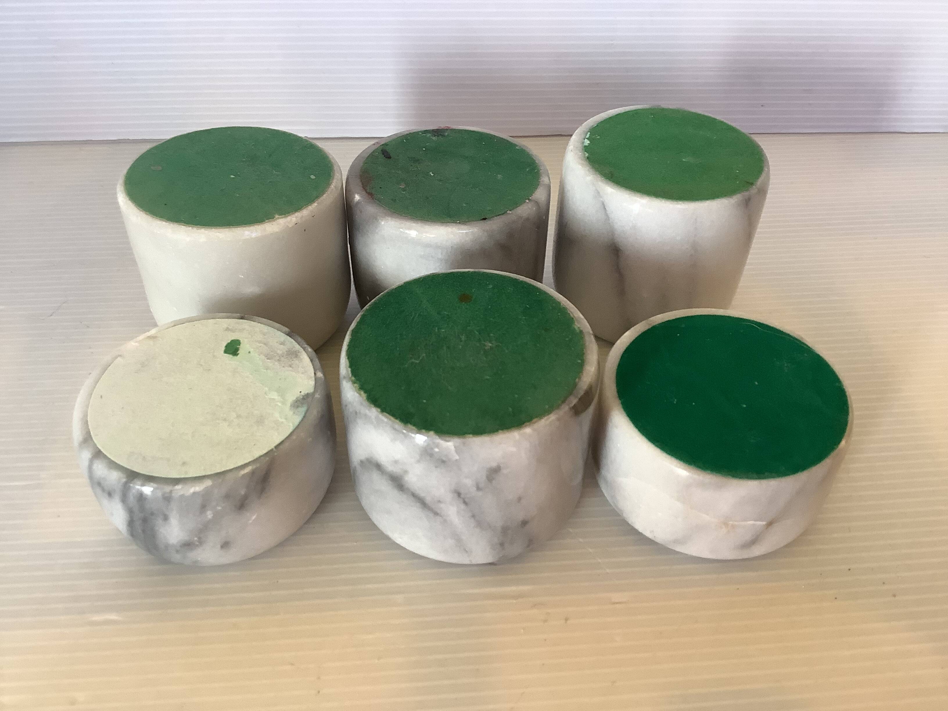 Six bougeoirs en marbre