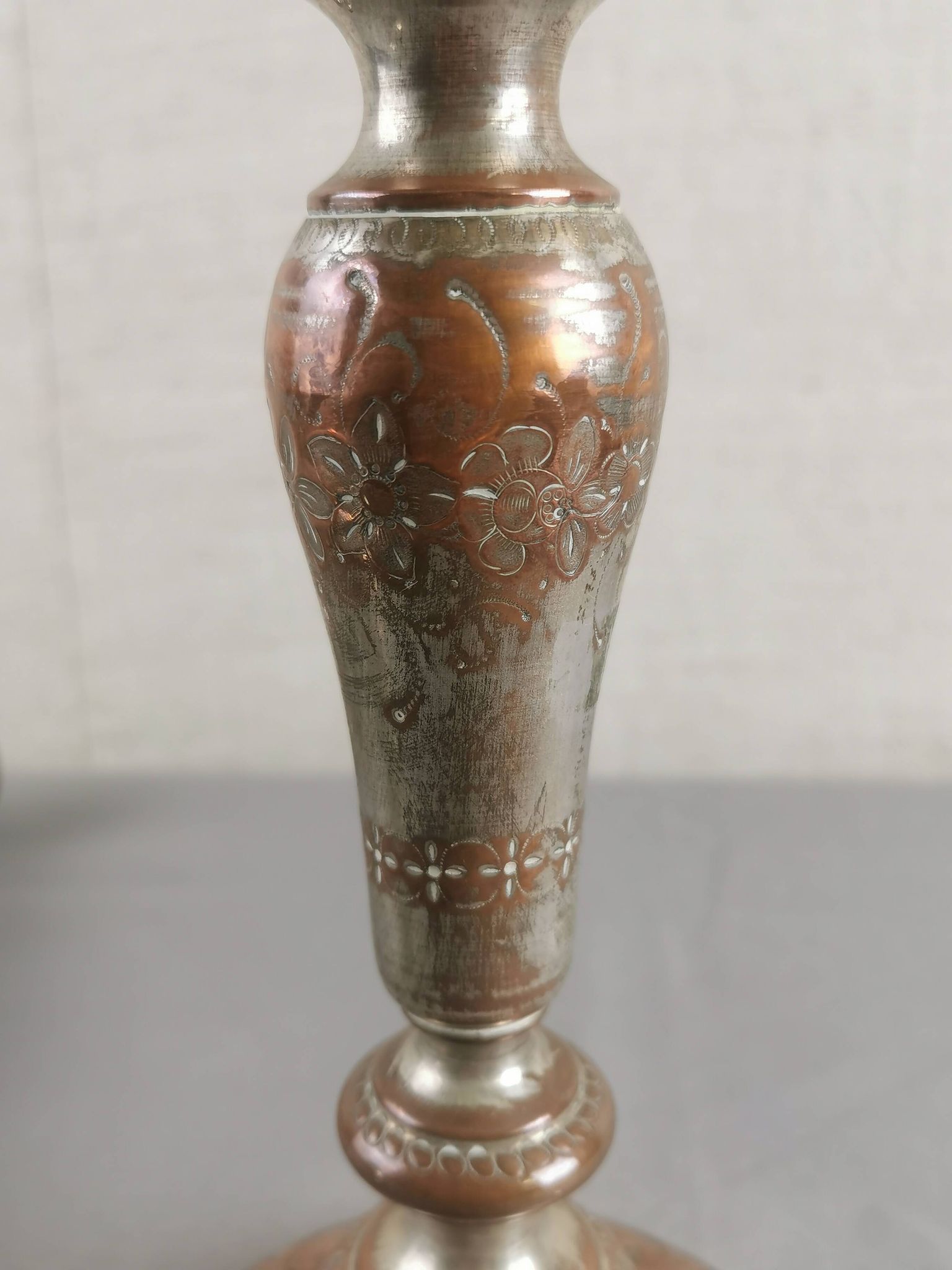 PAIRE DE BOUGEOIRS ANCIENS