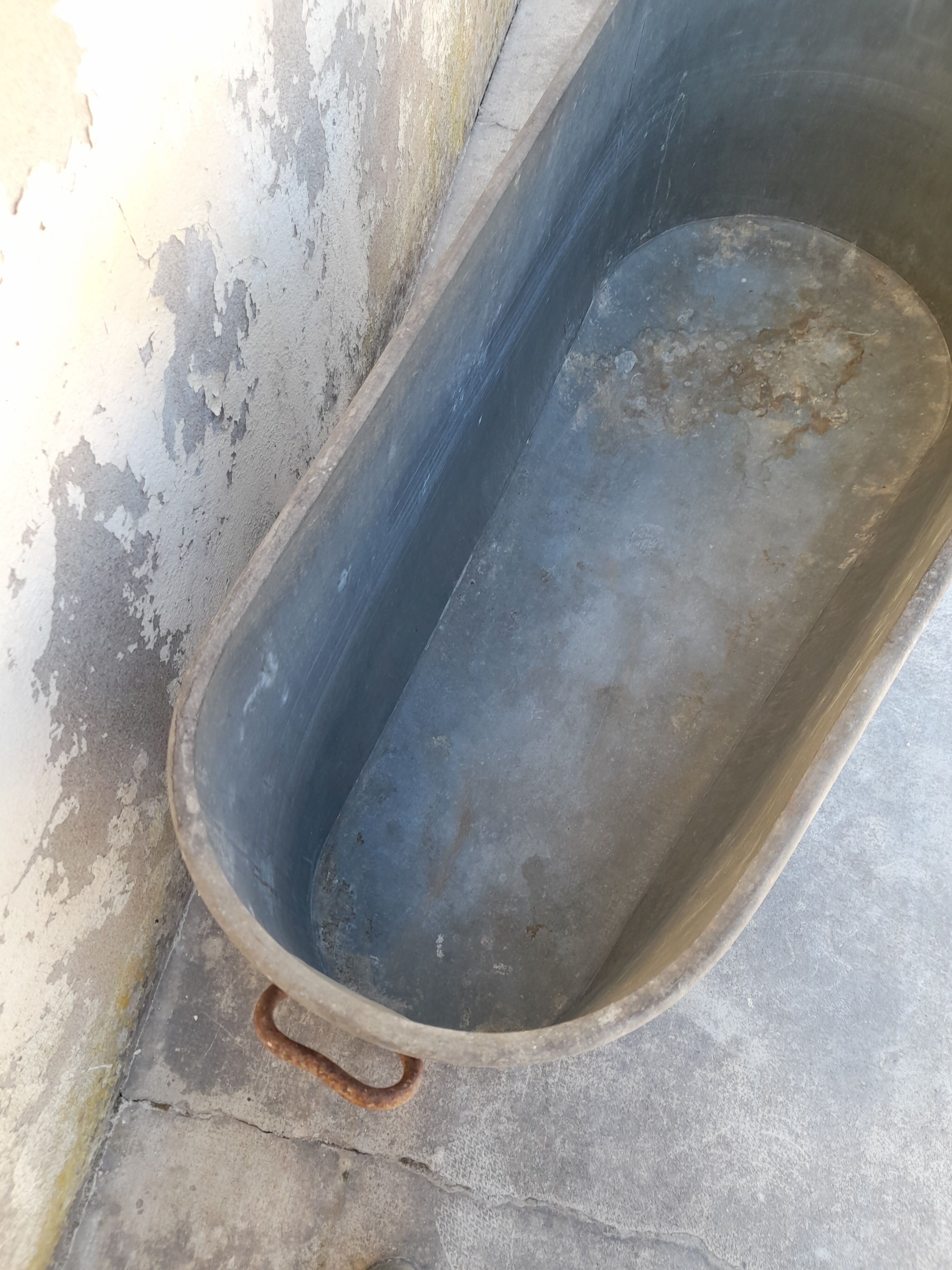 Ancient zinc bathtub 1900 -1m40