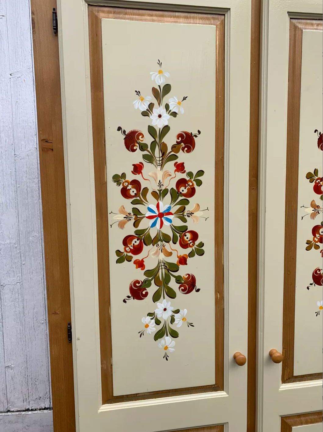 Armoire penderie peint à la main fleurs
