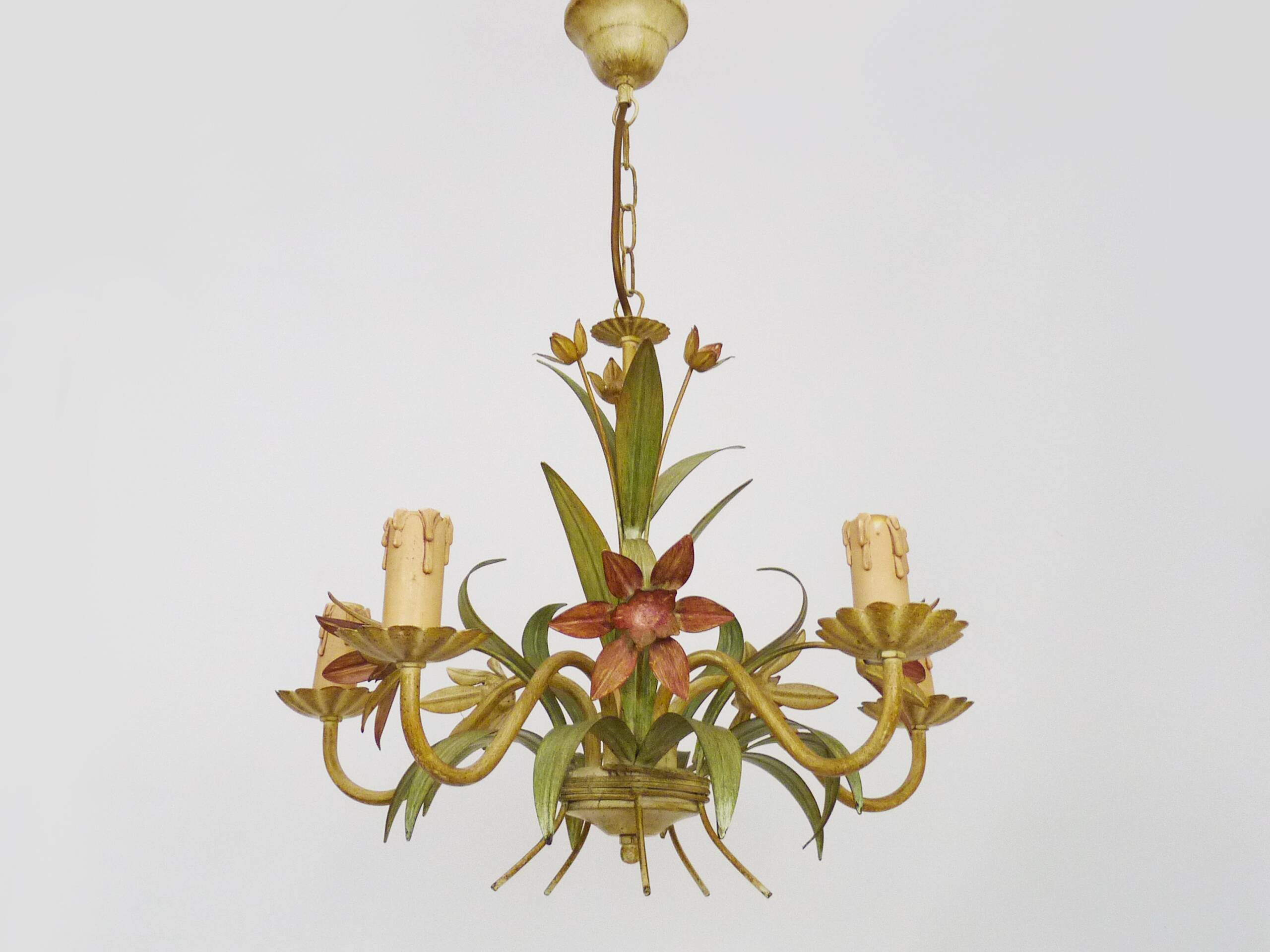 Vintage chandelier in painted metal decorated with flowers and foliage with 5 lights. 80s 90s