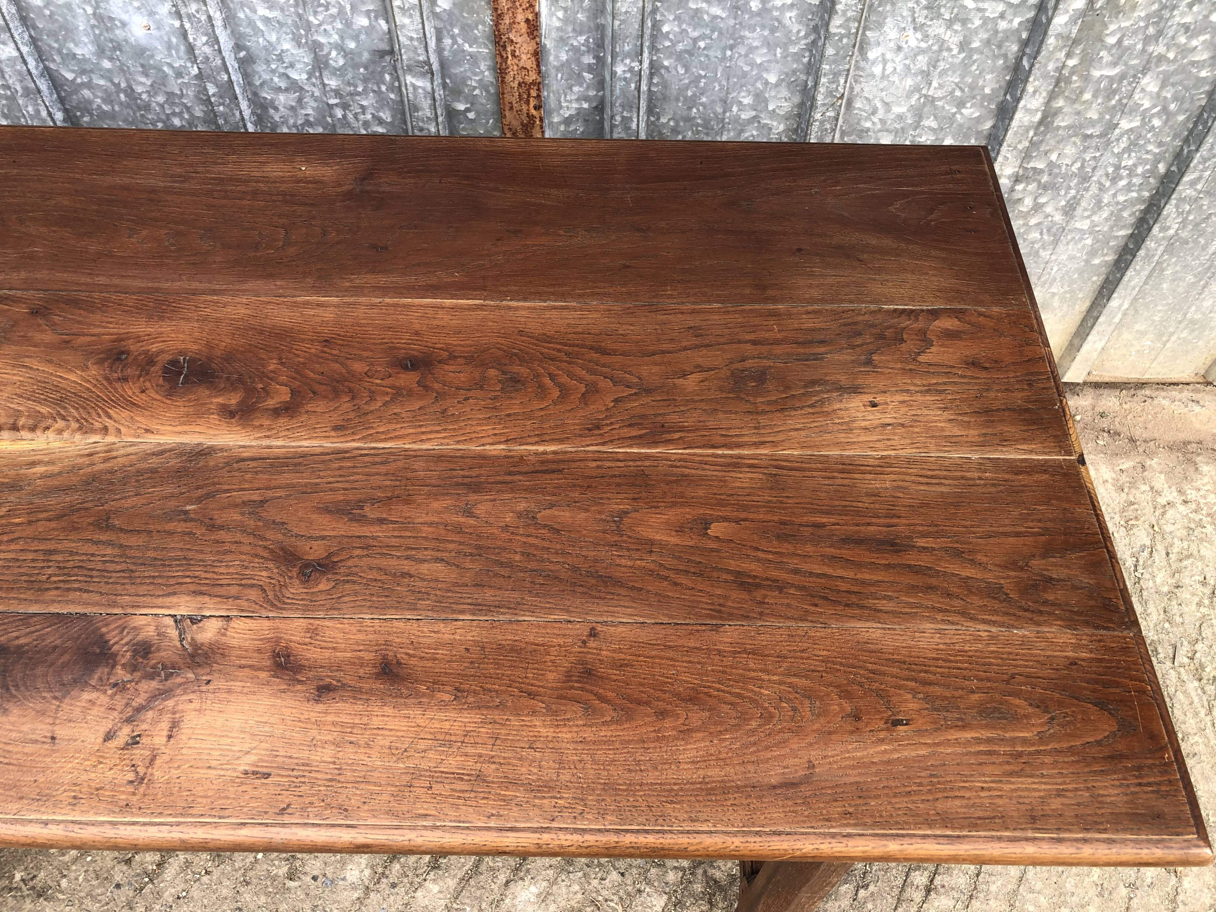 Table ancienne à barre à chat en chêne massif avec 2 tiroirs de face.