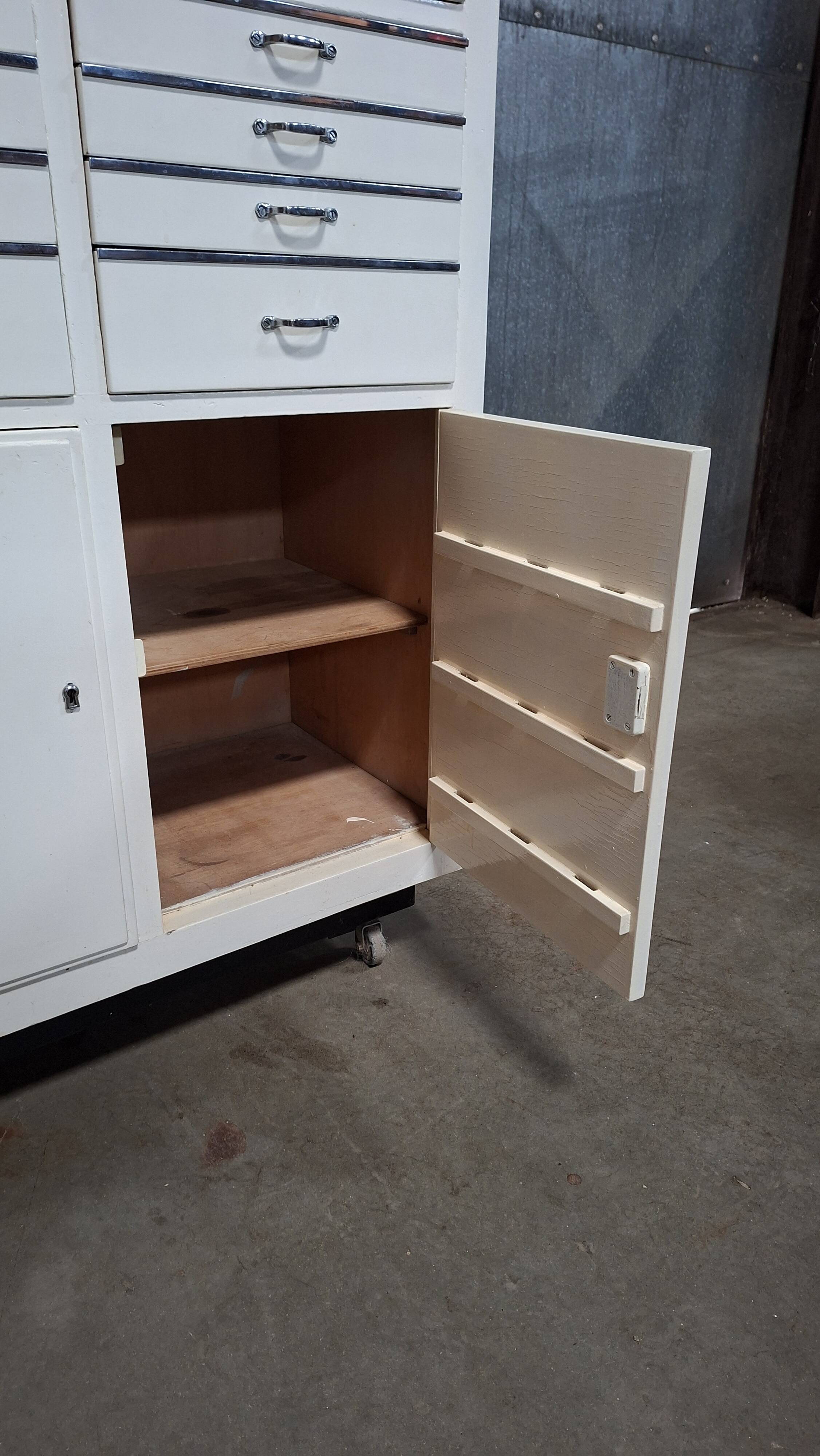 Meuble dentiste sur roulettes / meuble médical / commode à tiroirs