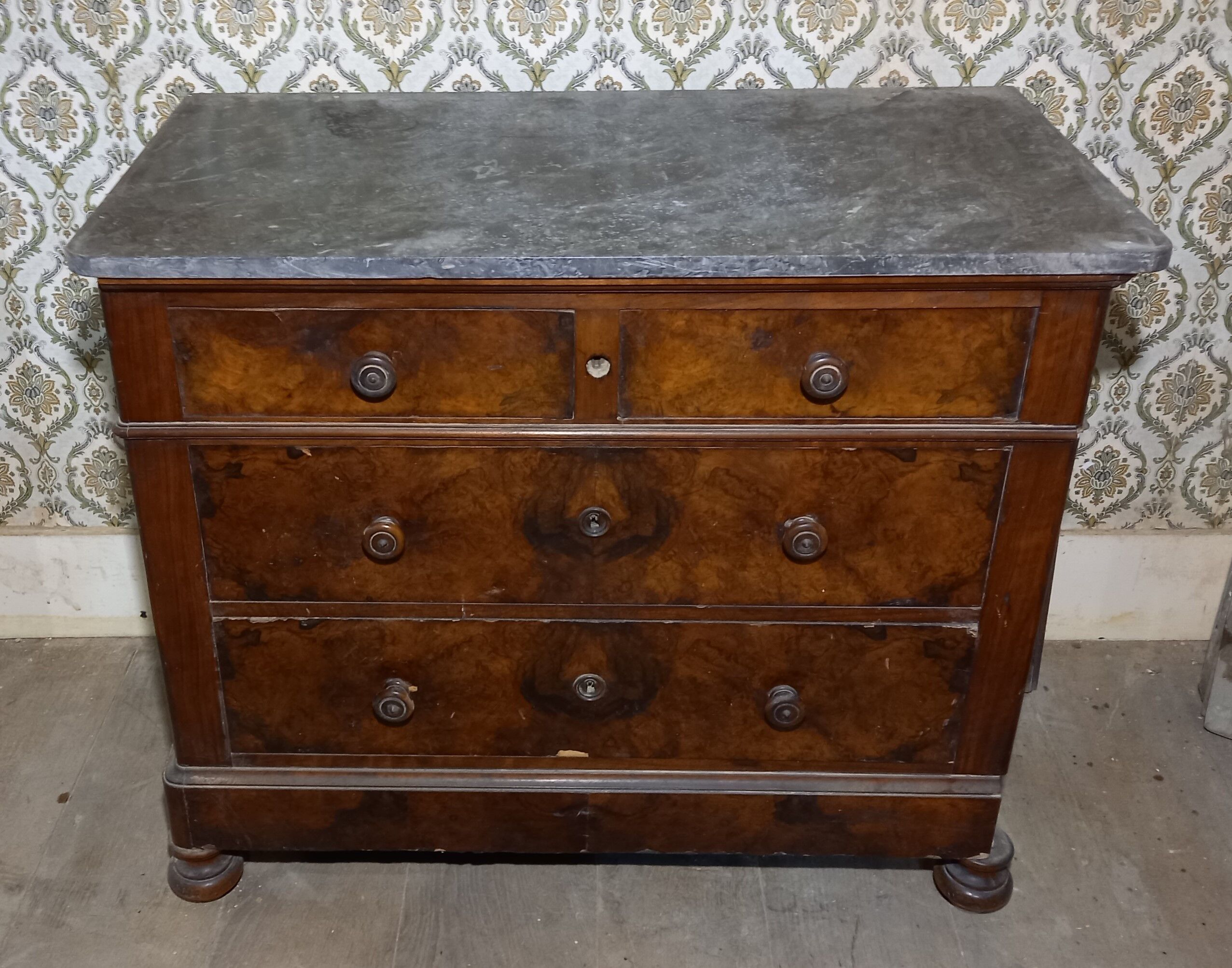 Mahogany veneer chest of drawers