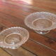 Duo de coupes présentoirs en verre moulé décor arabesques