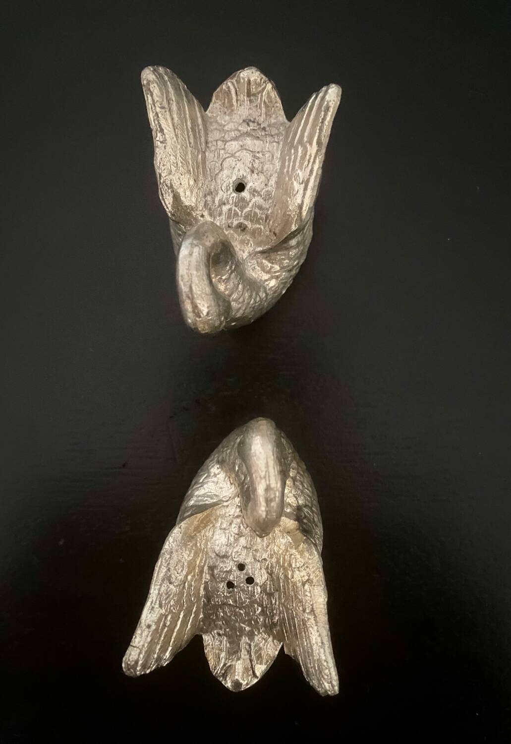 1 pepper pot and 1 swan-shaped metal salt shaker