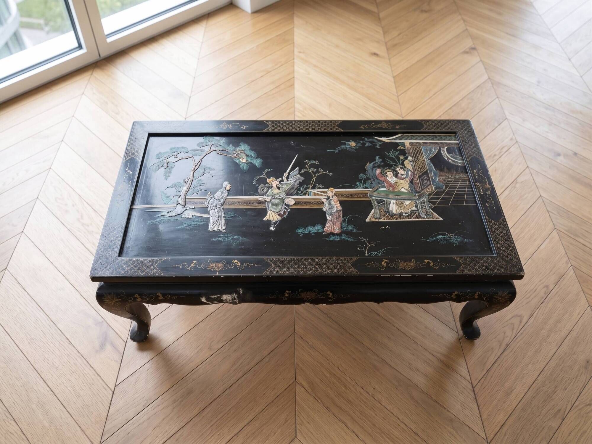 Table basse chinoise en bois laqué noir et décor doré