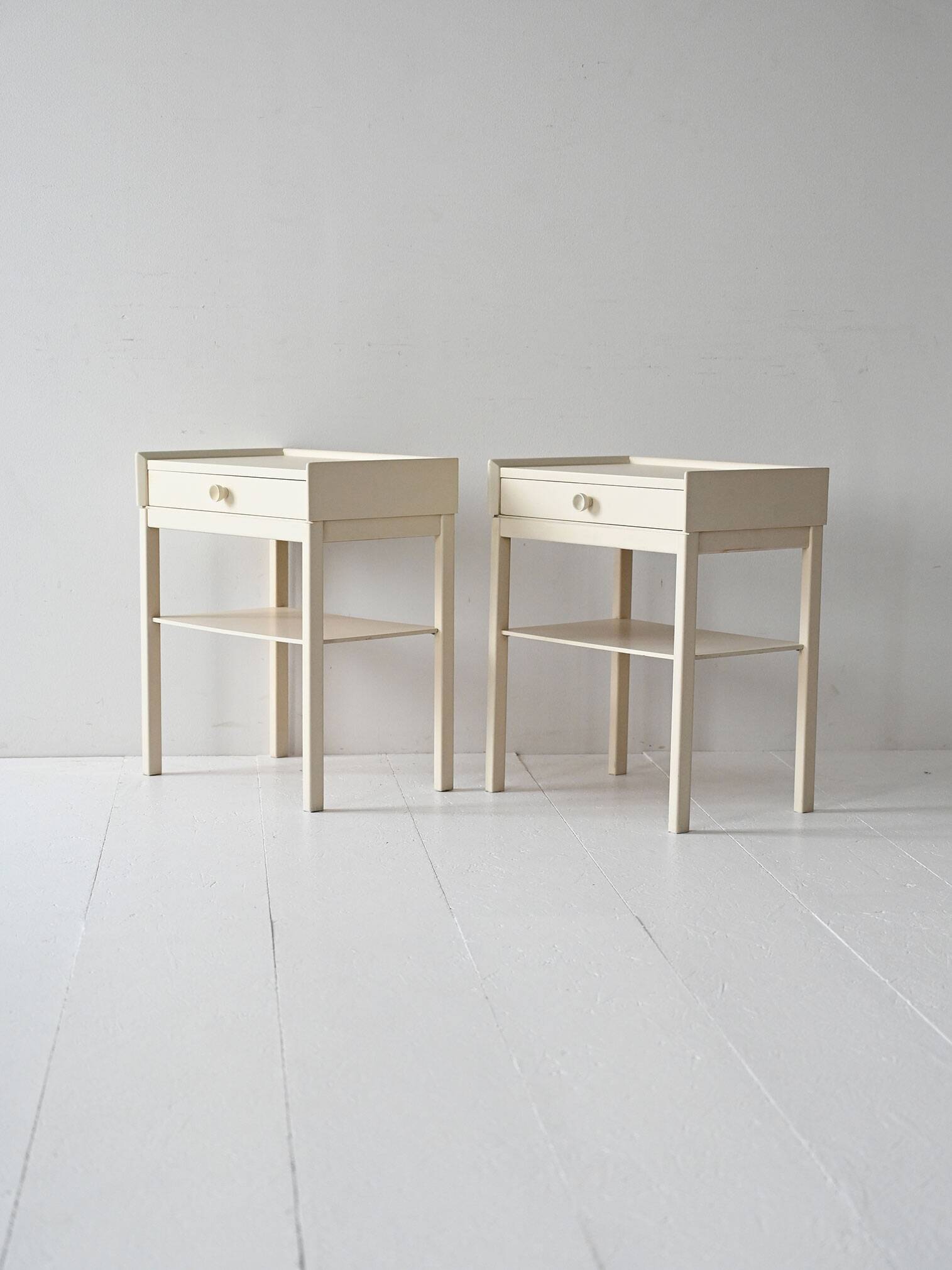Tables de chevet scandinaves laquées blanches des années 1960