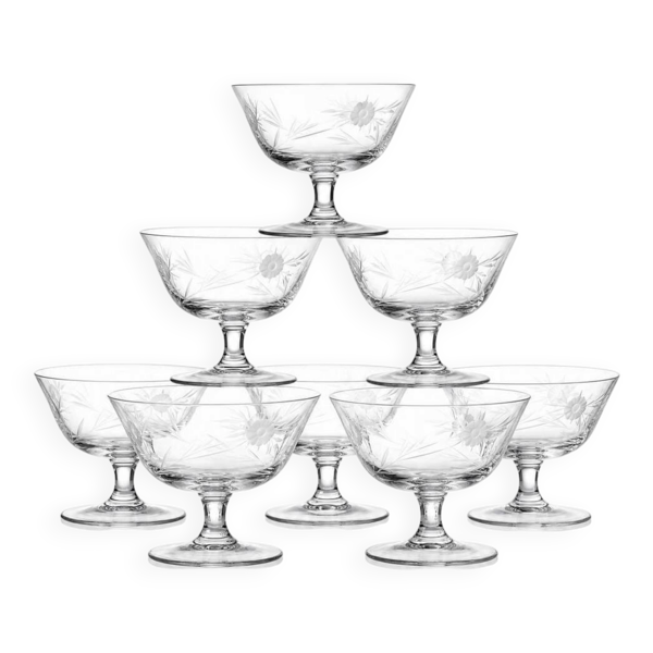 8 coupes à champagne en verre gravé à la roue décor végétal, Bohême, début XXe