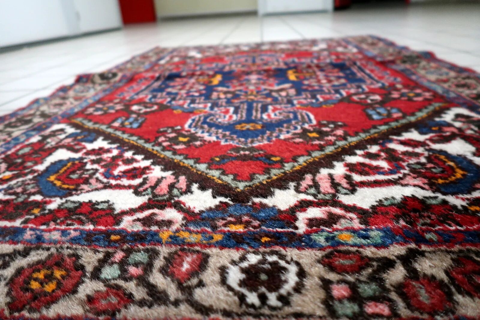 1950s handmade wool medallion rug, red and navy, 96 × 144 cm - 1C1290