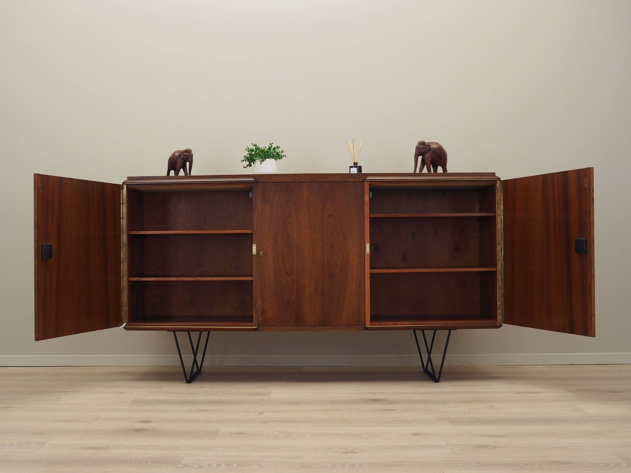 Enfialde en noyer, design danois, années 1960, production : Danemark