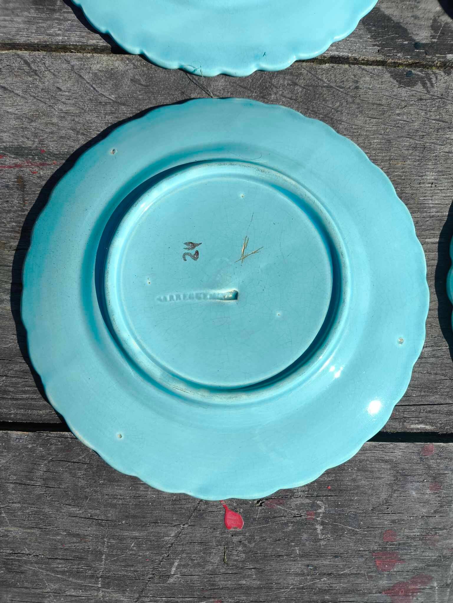 4 anciennes assiettes en barbotine décor oiseaux en faïence de Sarreguemines