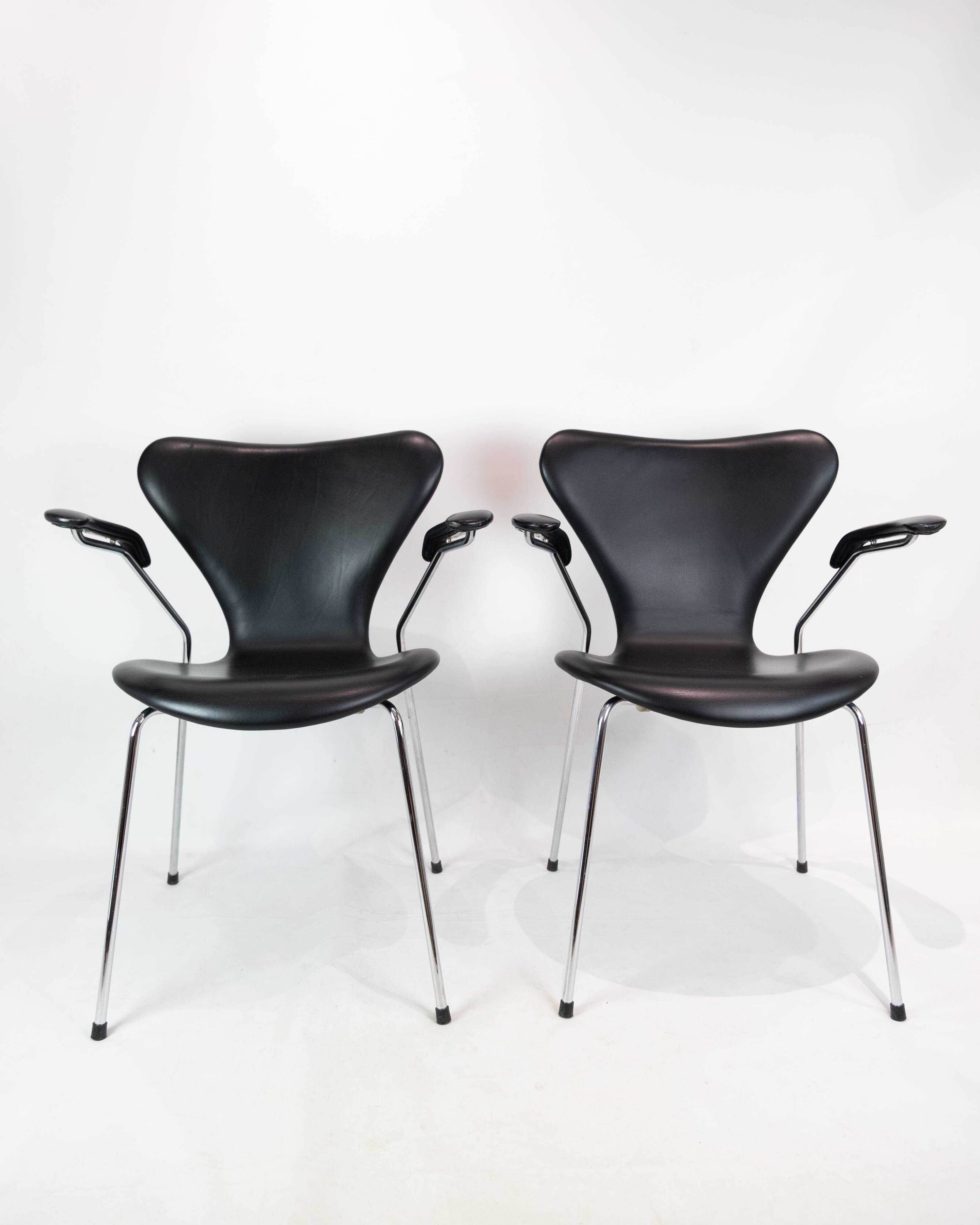 Seven Chairs With Armrests Model 3207 In Black Leather Arne Jacobsen & Fritz Hansen