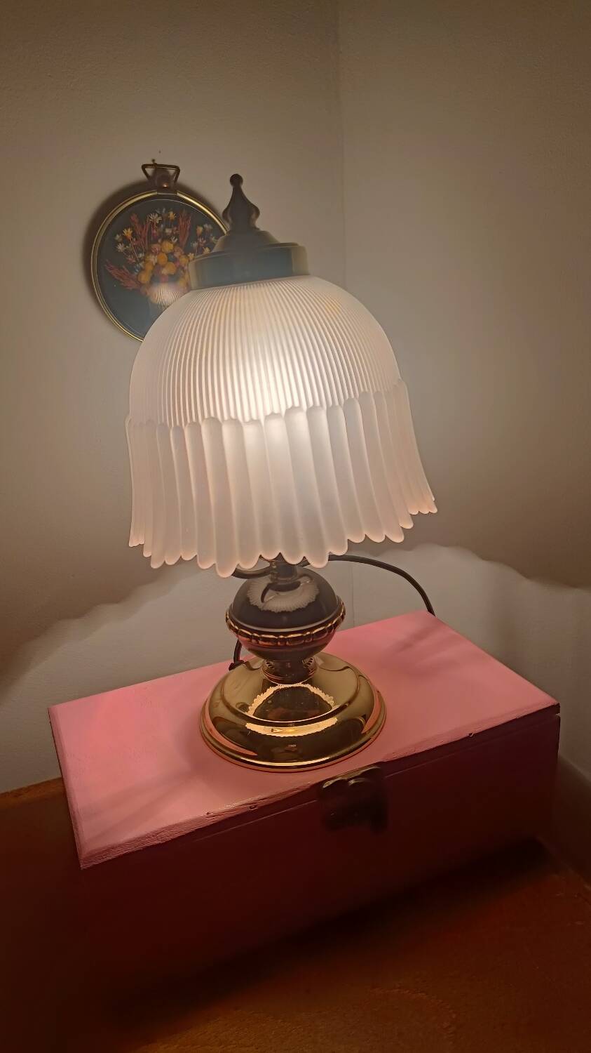 Vintage table lamp in brass and pleated opaline glass.