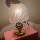 Vintage table lamp in brass and pleated opaline glass.
