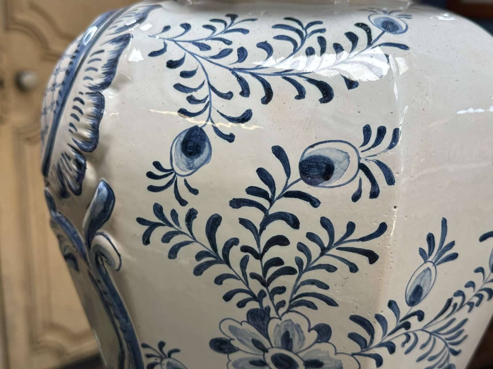 Large baluster vase with parrot - Holland, Delft 19th century