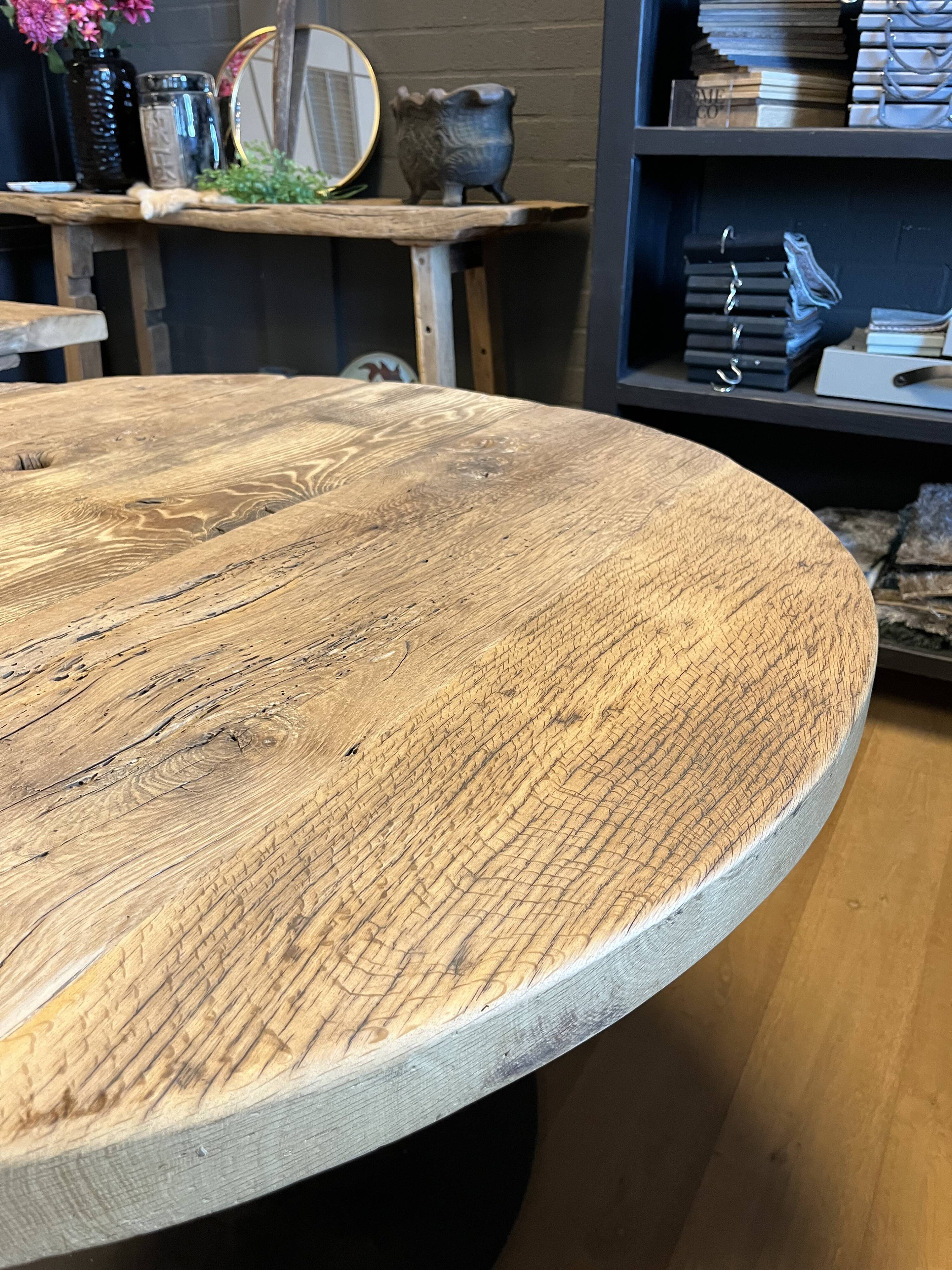 Round table in solid antique oak with a thick top