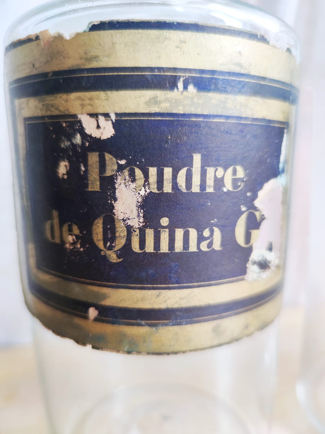 Trois grands flacons d'apothicaire, pharmacie