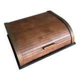 Cigarette box with sliding curtains