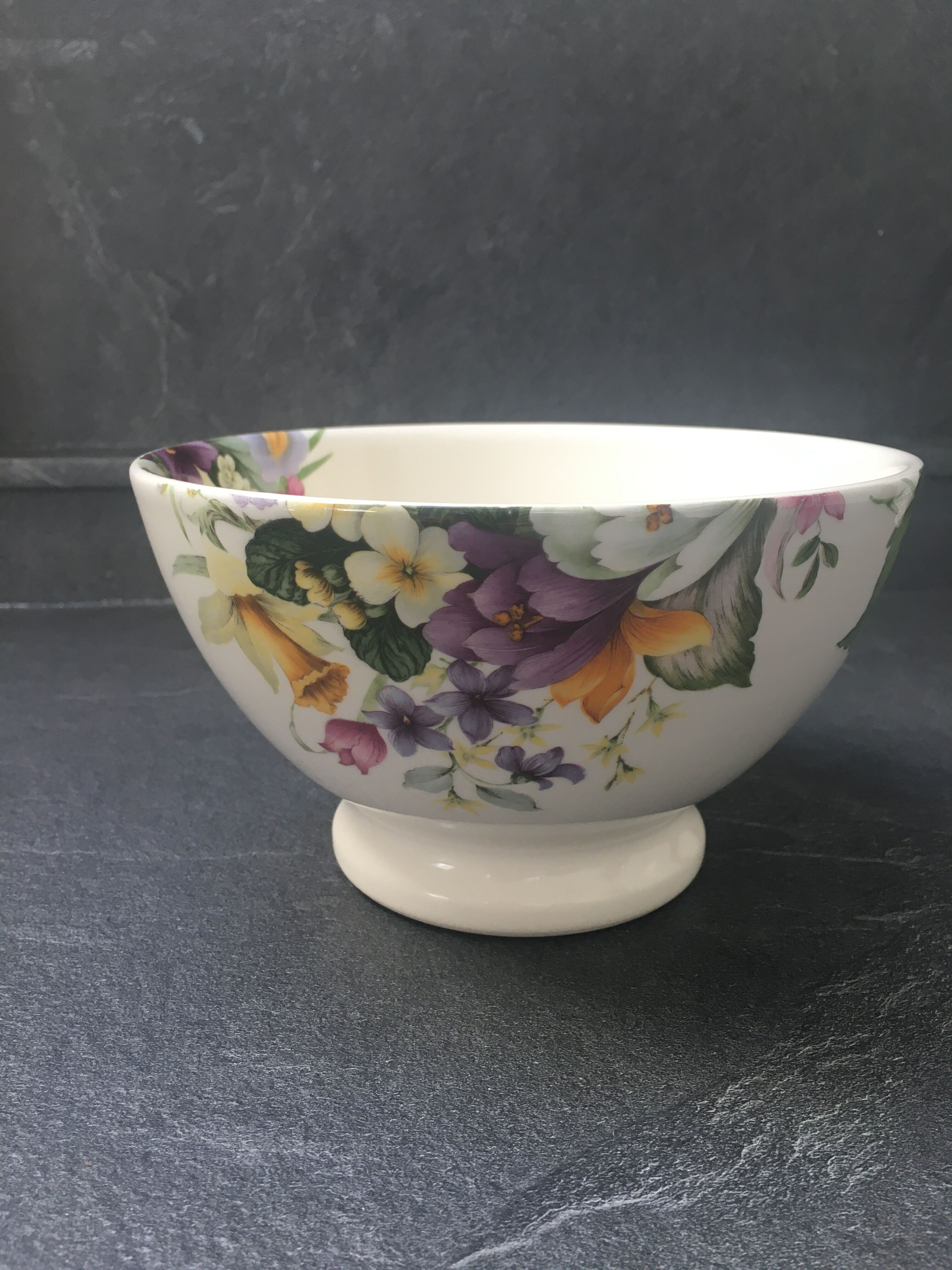 Bowl on old pedestal in earthenware