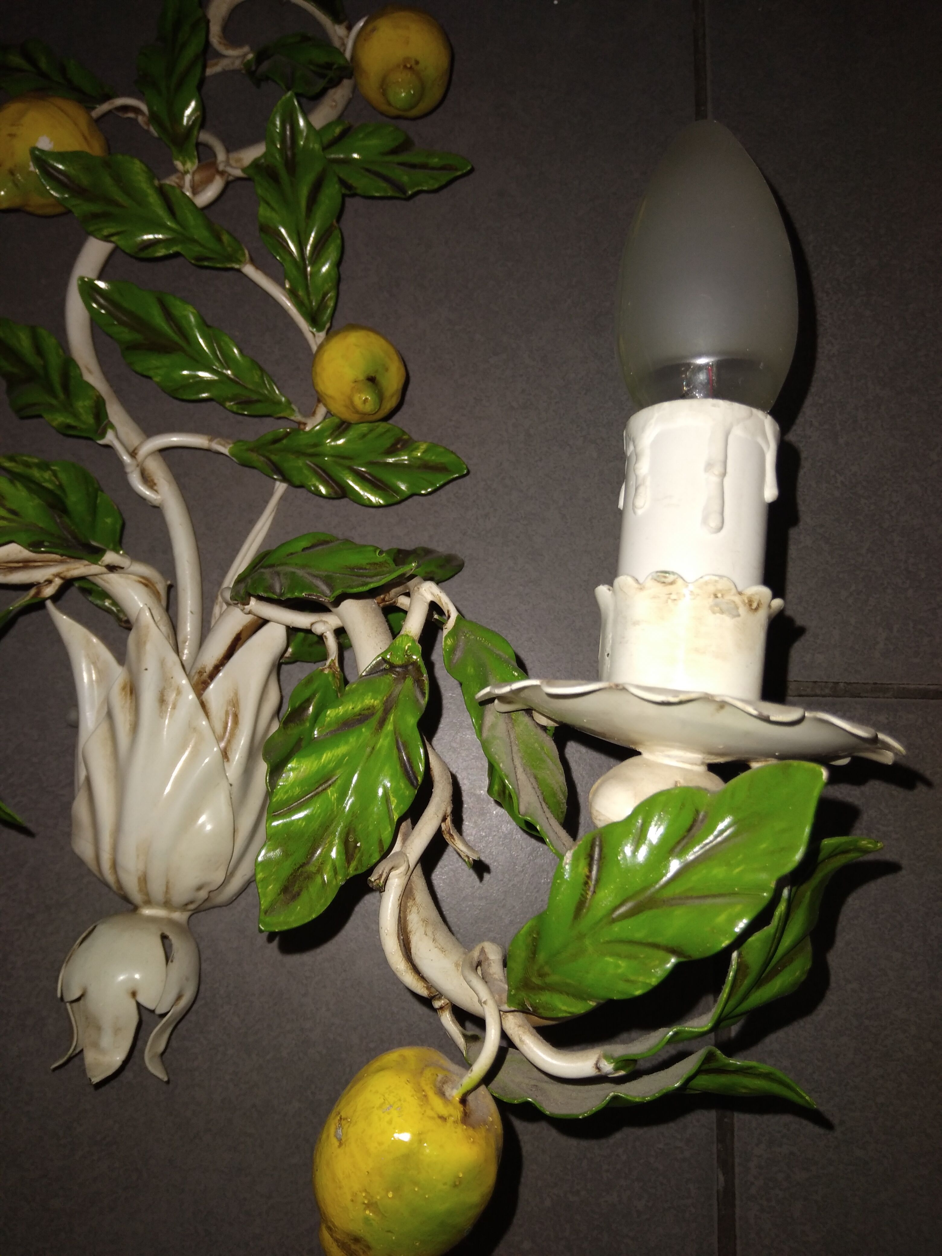 Wire wall lamp decorated with lemons