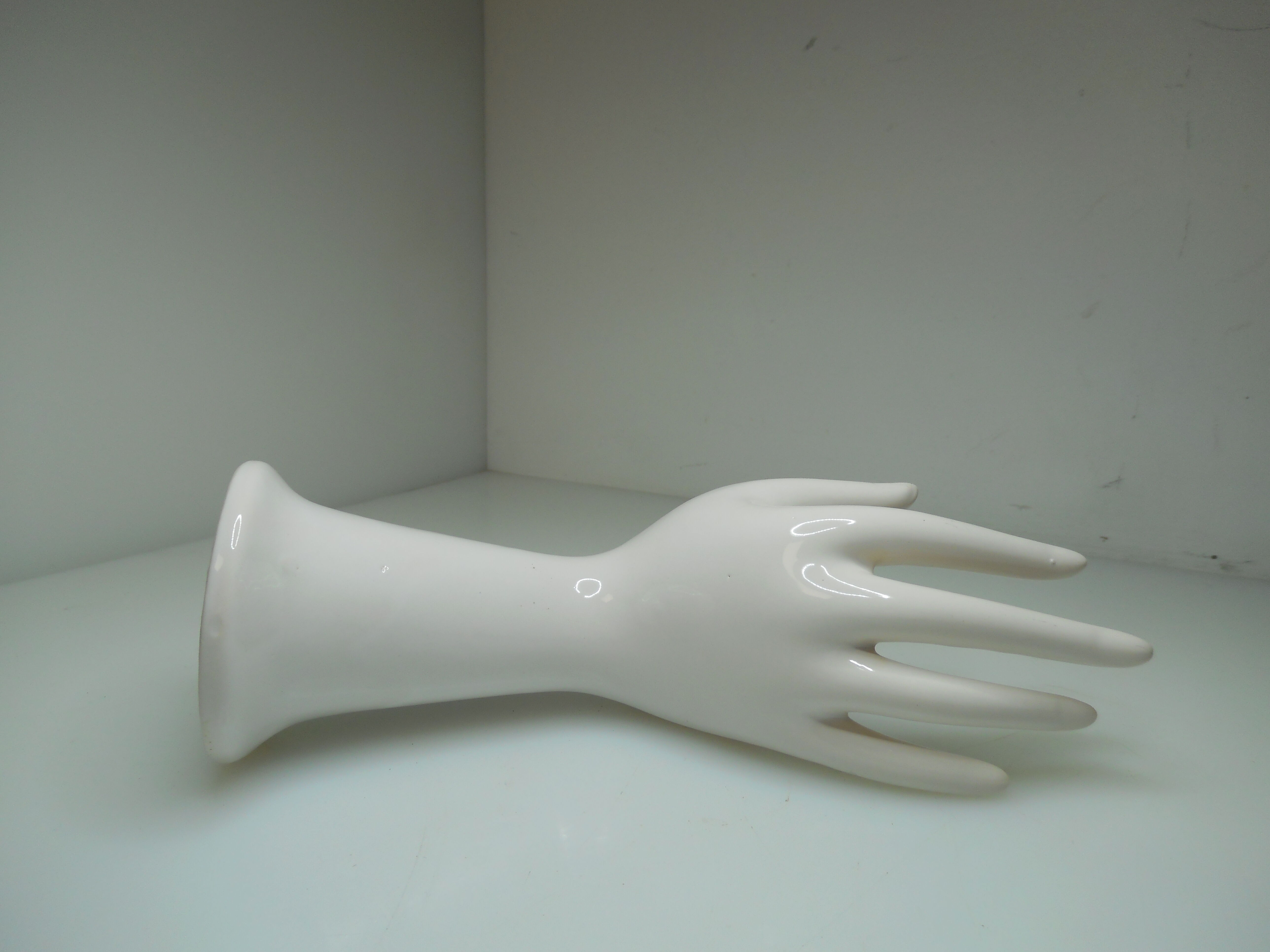 Main céramique blanche vintage