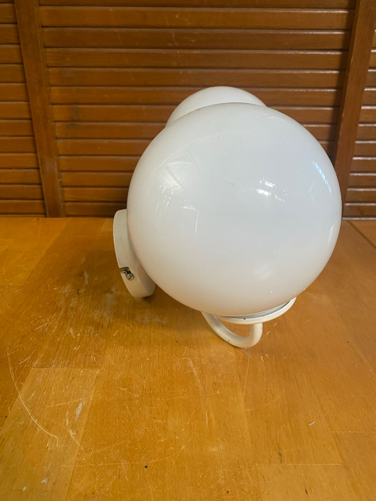 Double Minimalist Opaline Ball Wall Light + White Metal Support 80