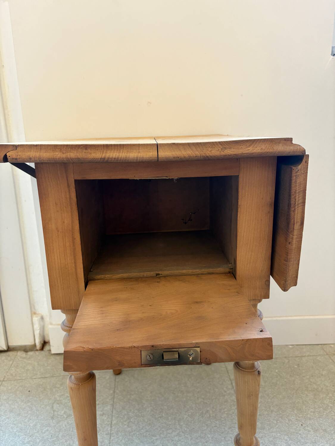 Dressing table with flaps, sandblasted.