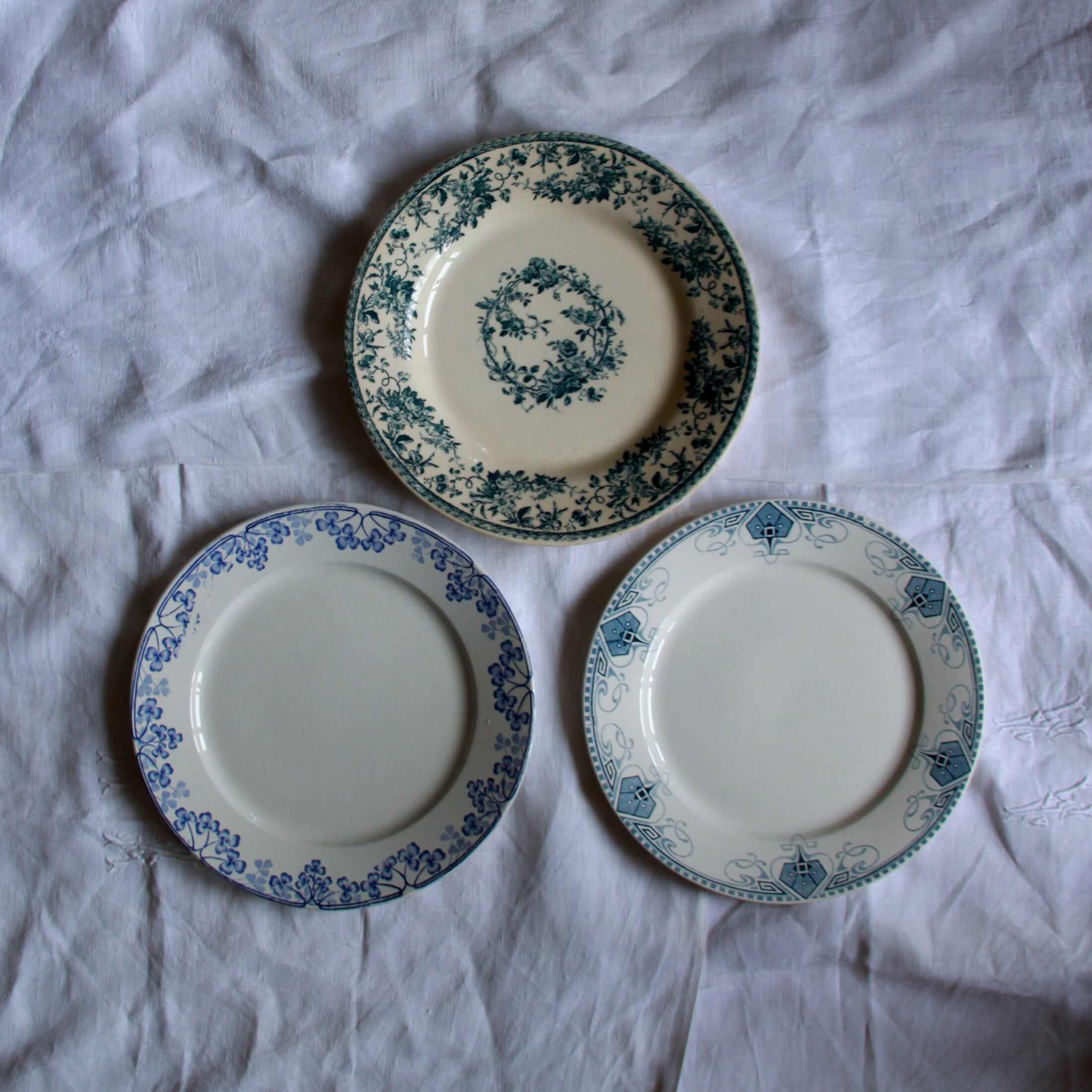 Set of 6 mismatched iron earth plates Sarreguemines Gien Royat Germaine Vichy