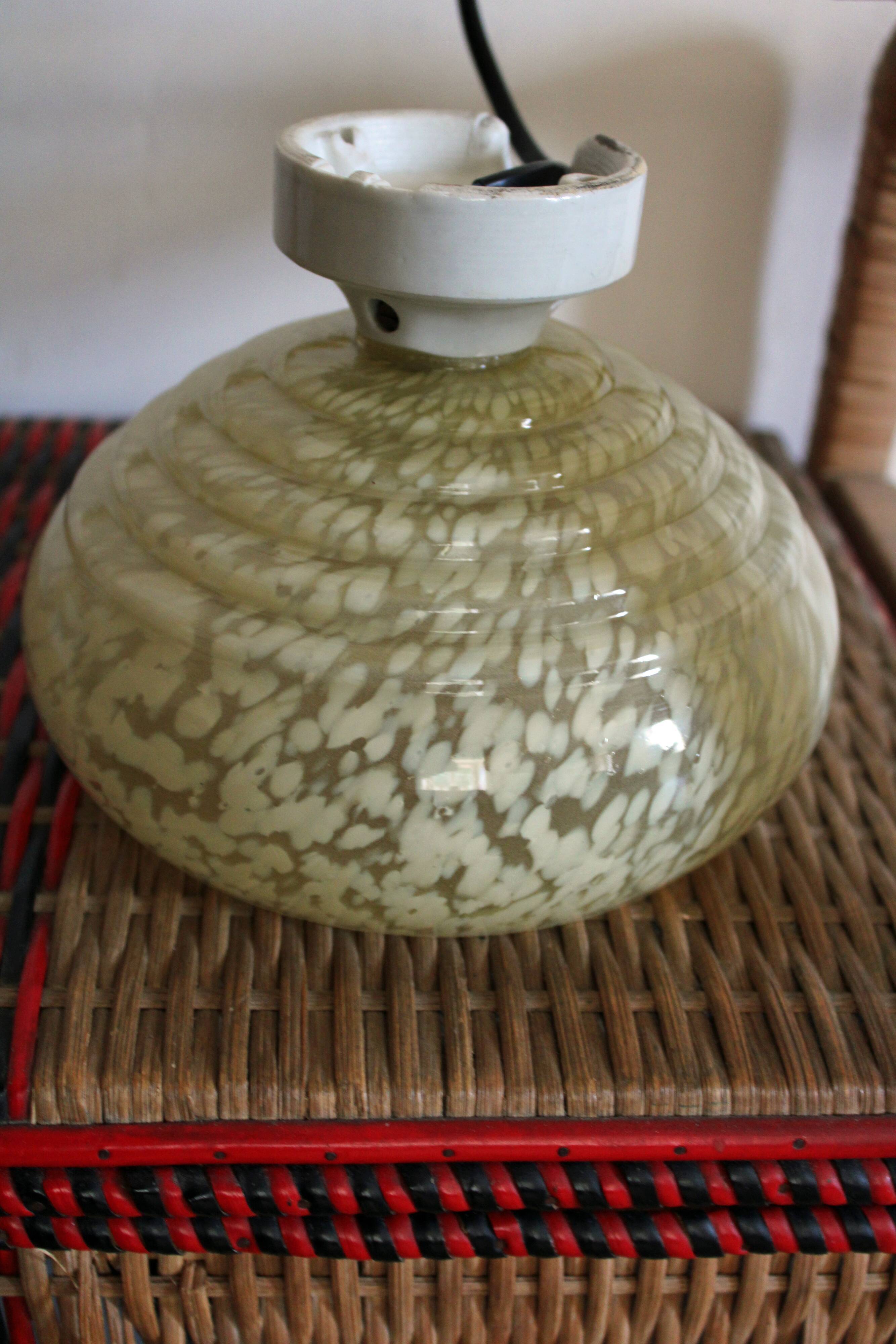 Art Deco plasterer in porcelain and yellow Clichy glass