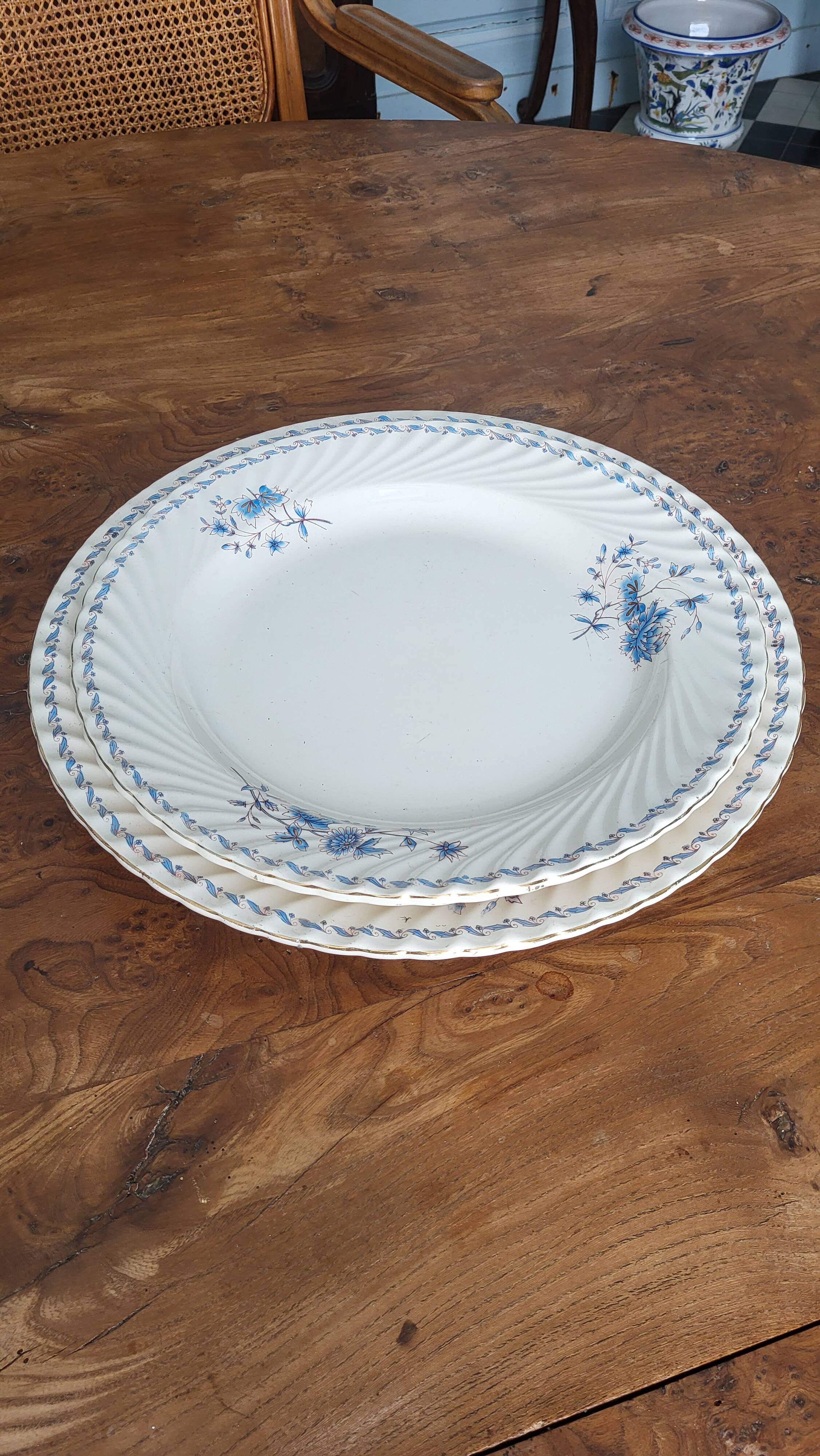 Petrus Regout 19th century dinner service 115 pieces