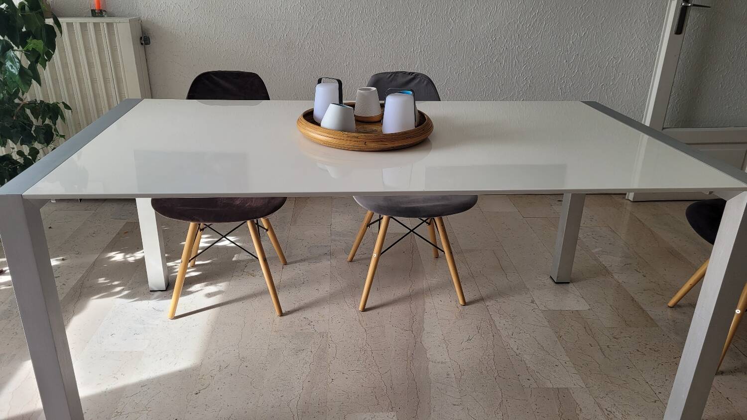 Extendable living room table