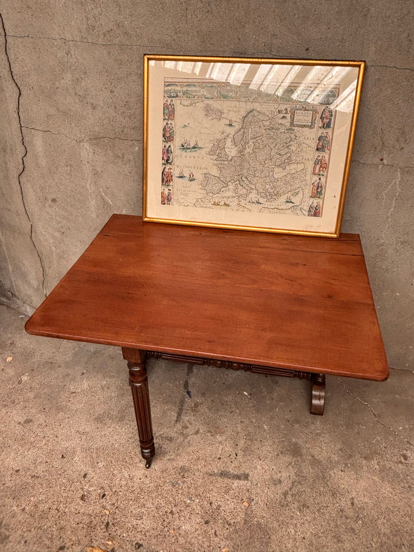 Extensible Napoleon III gateleg table