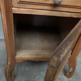 Petite table de chevet joliment travaillée