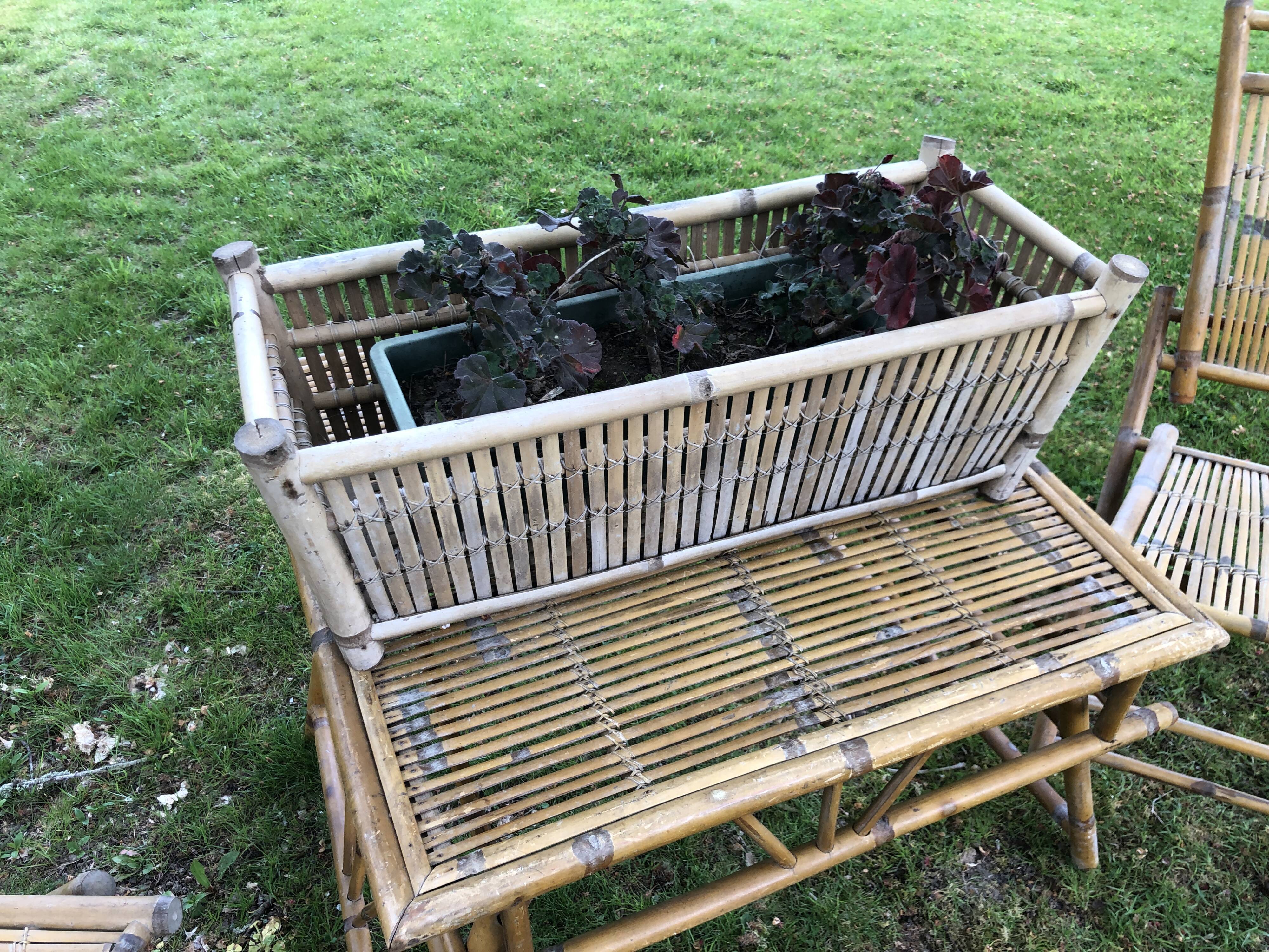 Salon de jardin en bambou pliable avec jardinière assortie