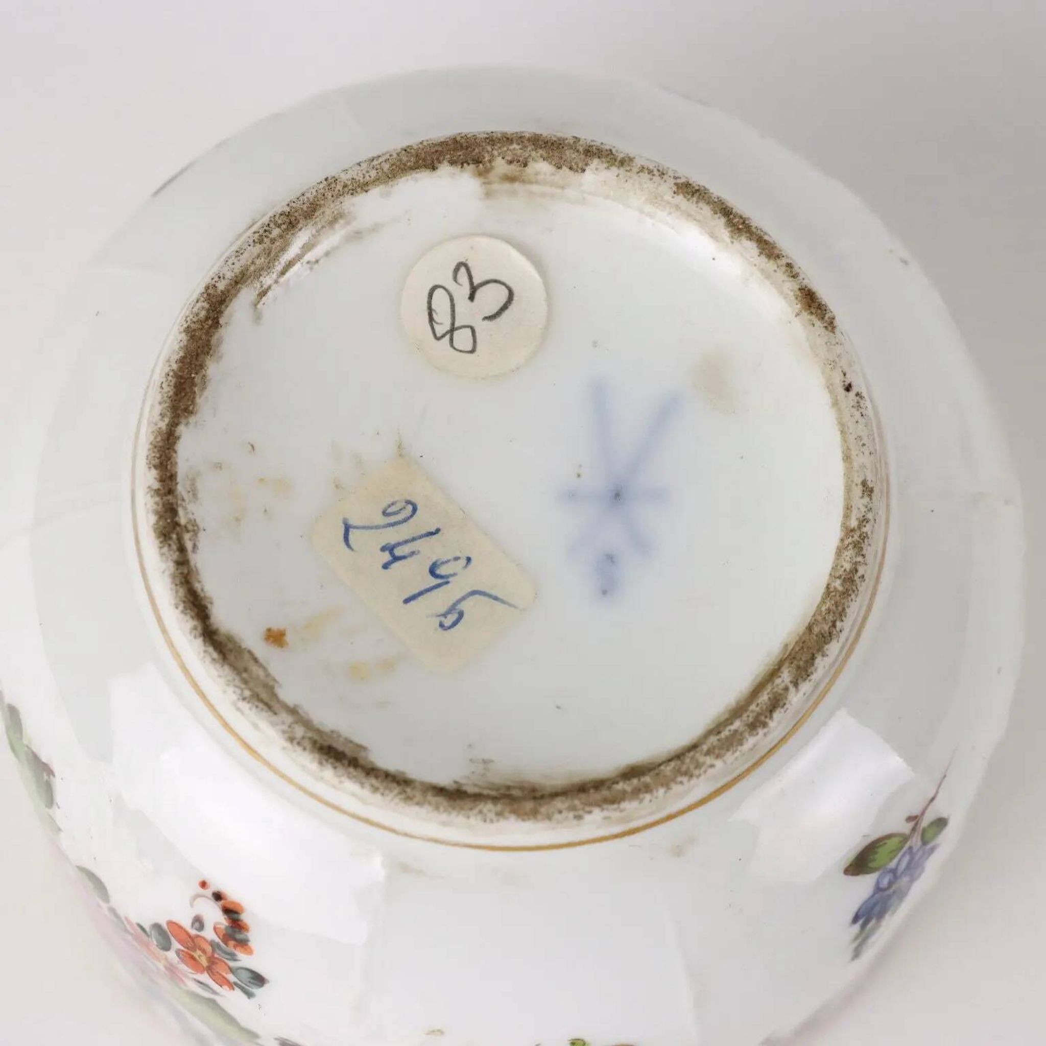 Sucrier ancien en porcelaine blanche peinte, Europe