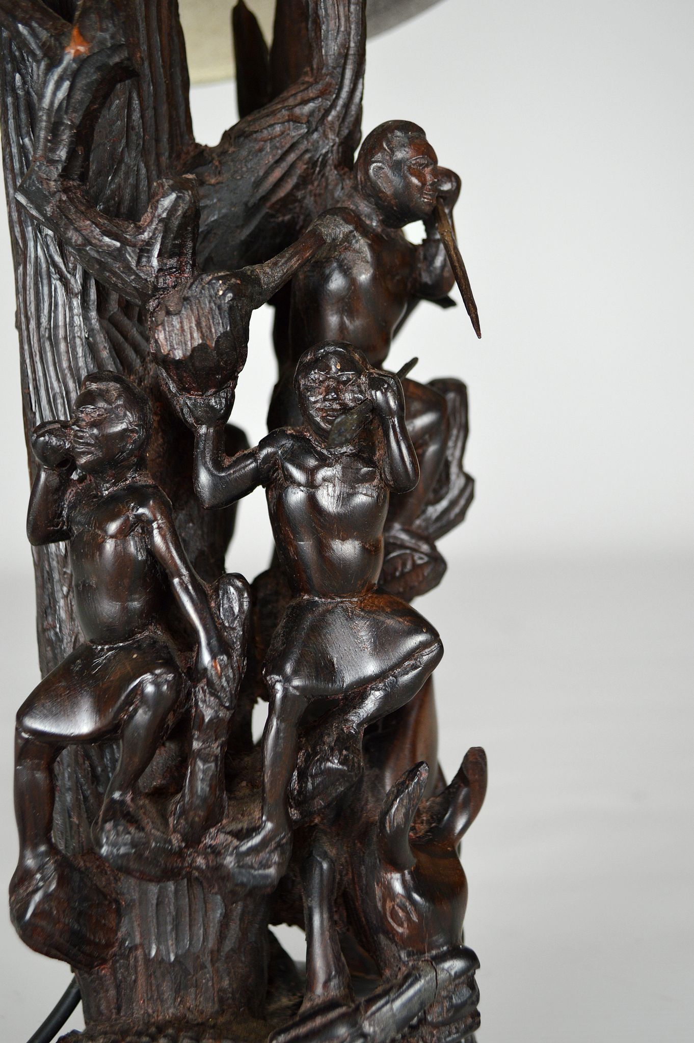 Lampe africaine en ébène sculpté, "Chasseurs, buffle et crocodile"