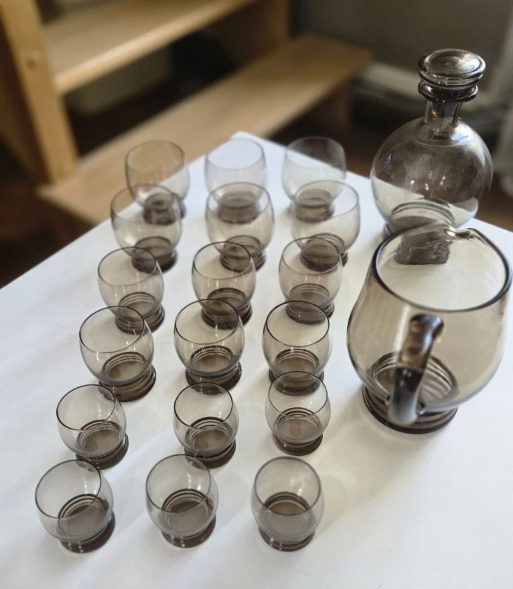 Magnificent Service of Tinted Glasses from the 50s-60s / 18 Glasses and 2 Jugs