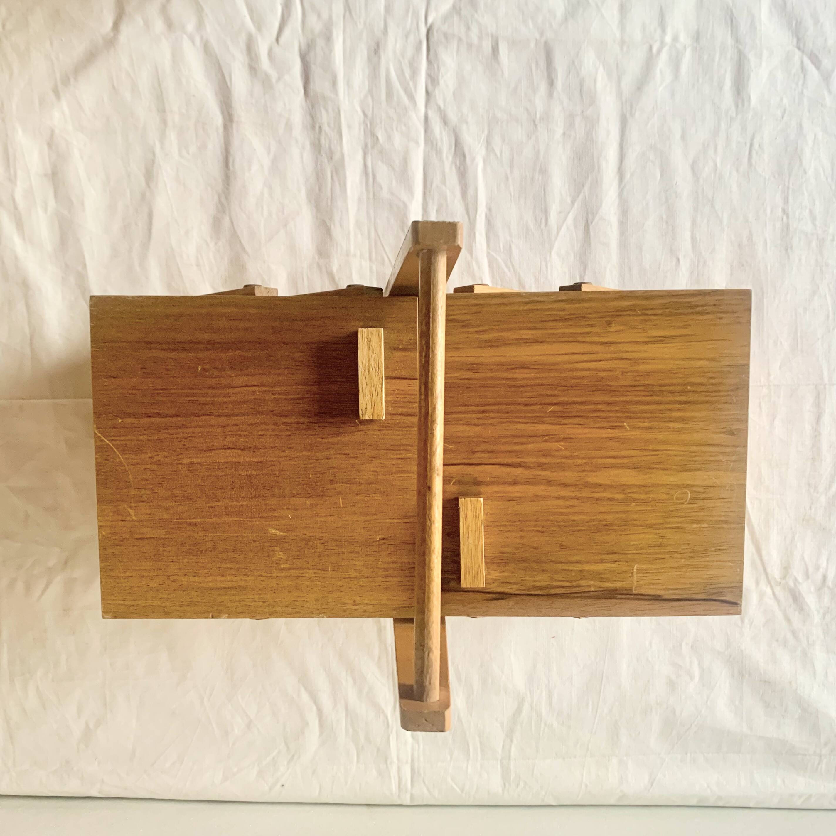 Petite travailleuse en bois vintage