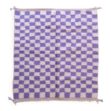 Tapis à damiers violets et blancs