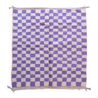 Tapis à damiers violets et blancs