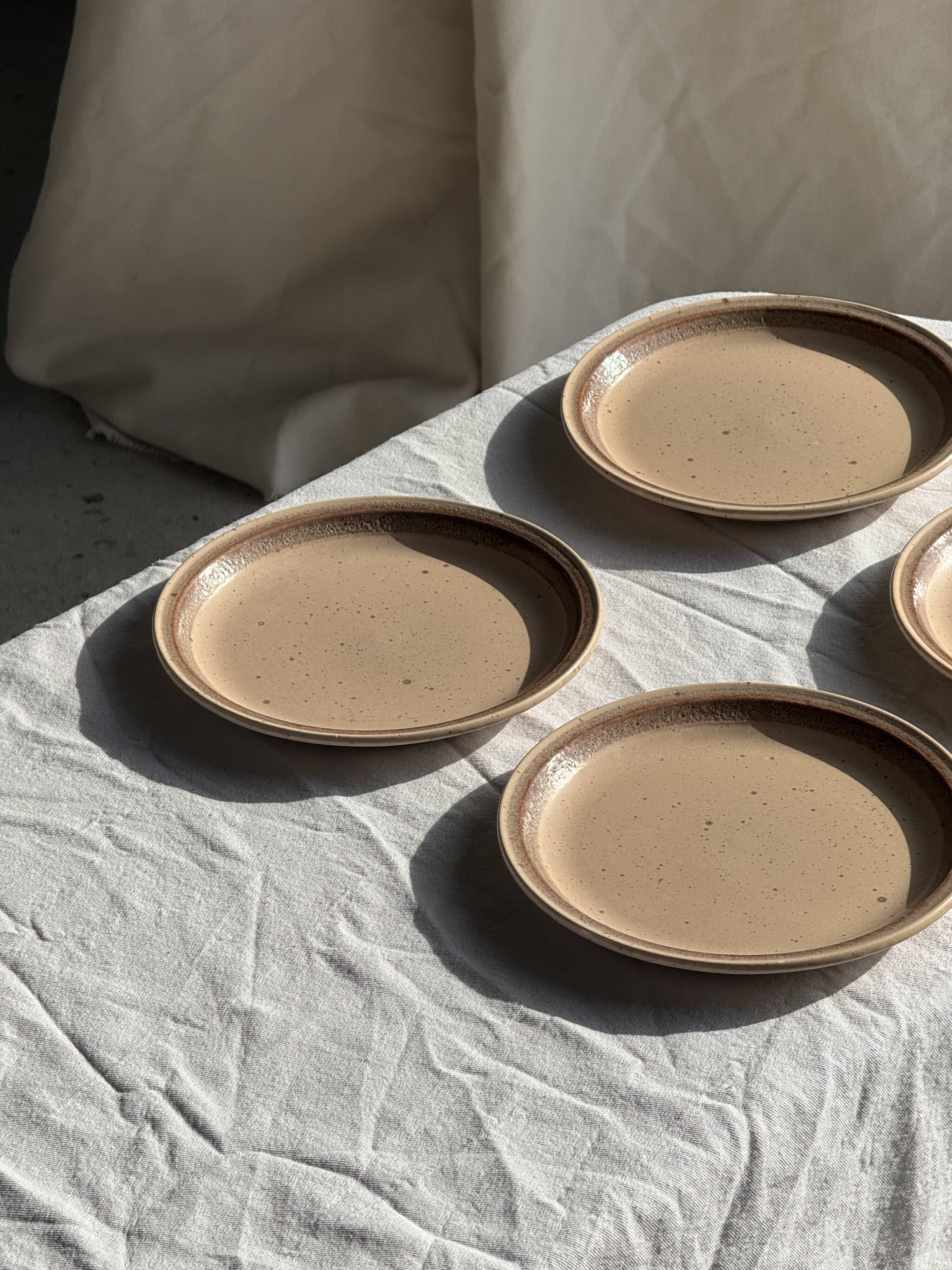 Lot de 4 assiettes à dessert en grès beige liseré brun Sarreguemines grès