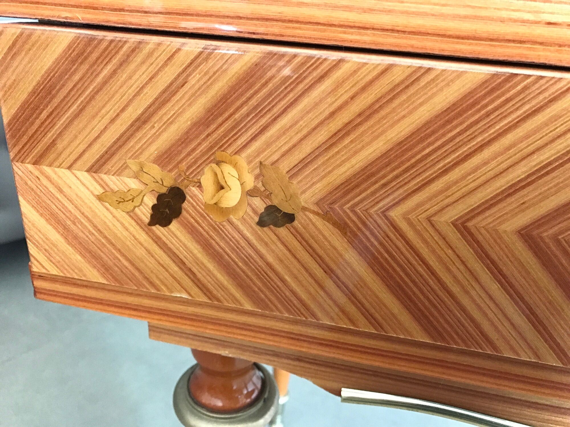 Chevet table in bois massive drawer decor de marquetry and fleur - vintage 60/70 years