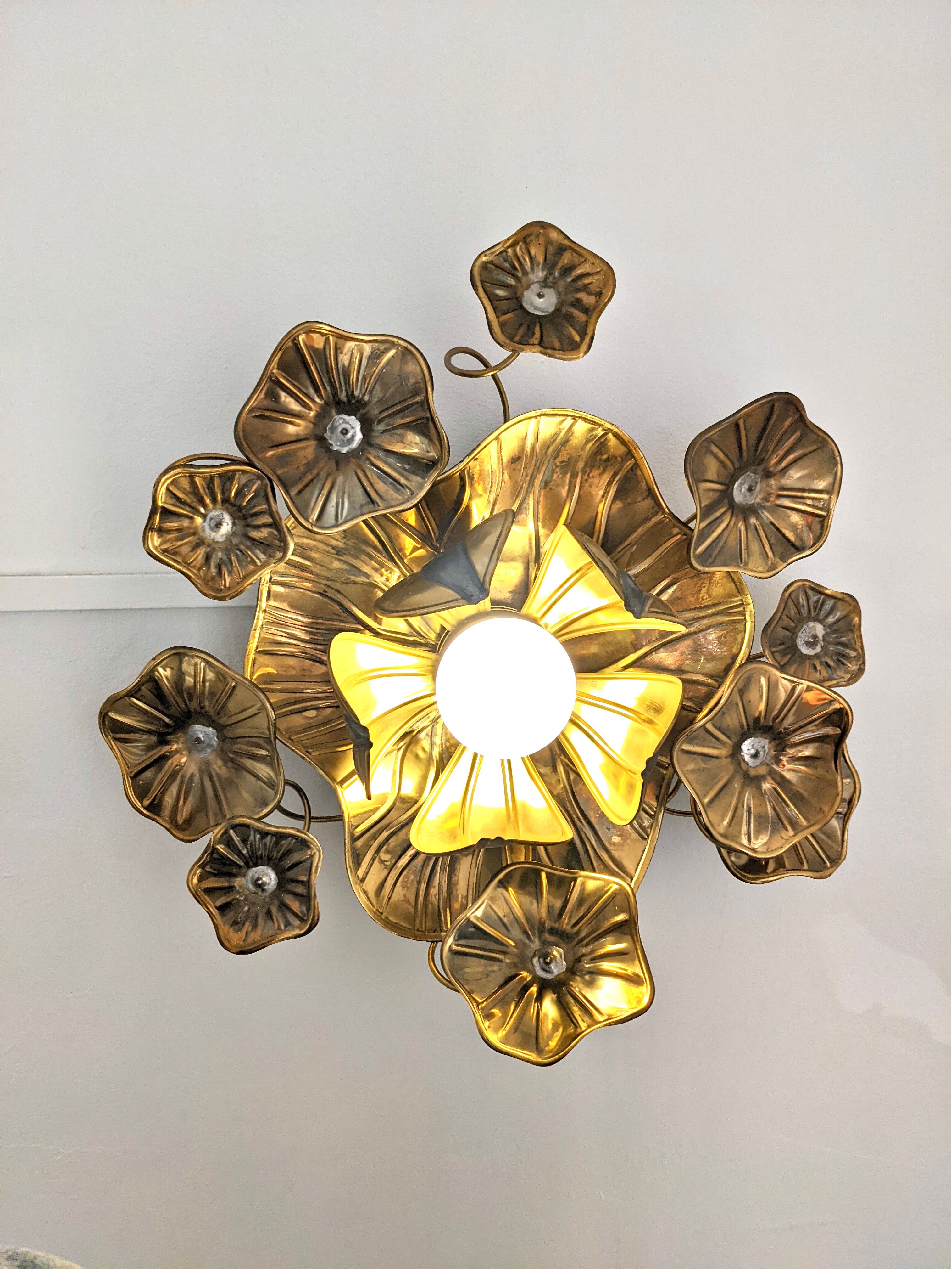 Flower-shaped wall lamp