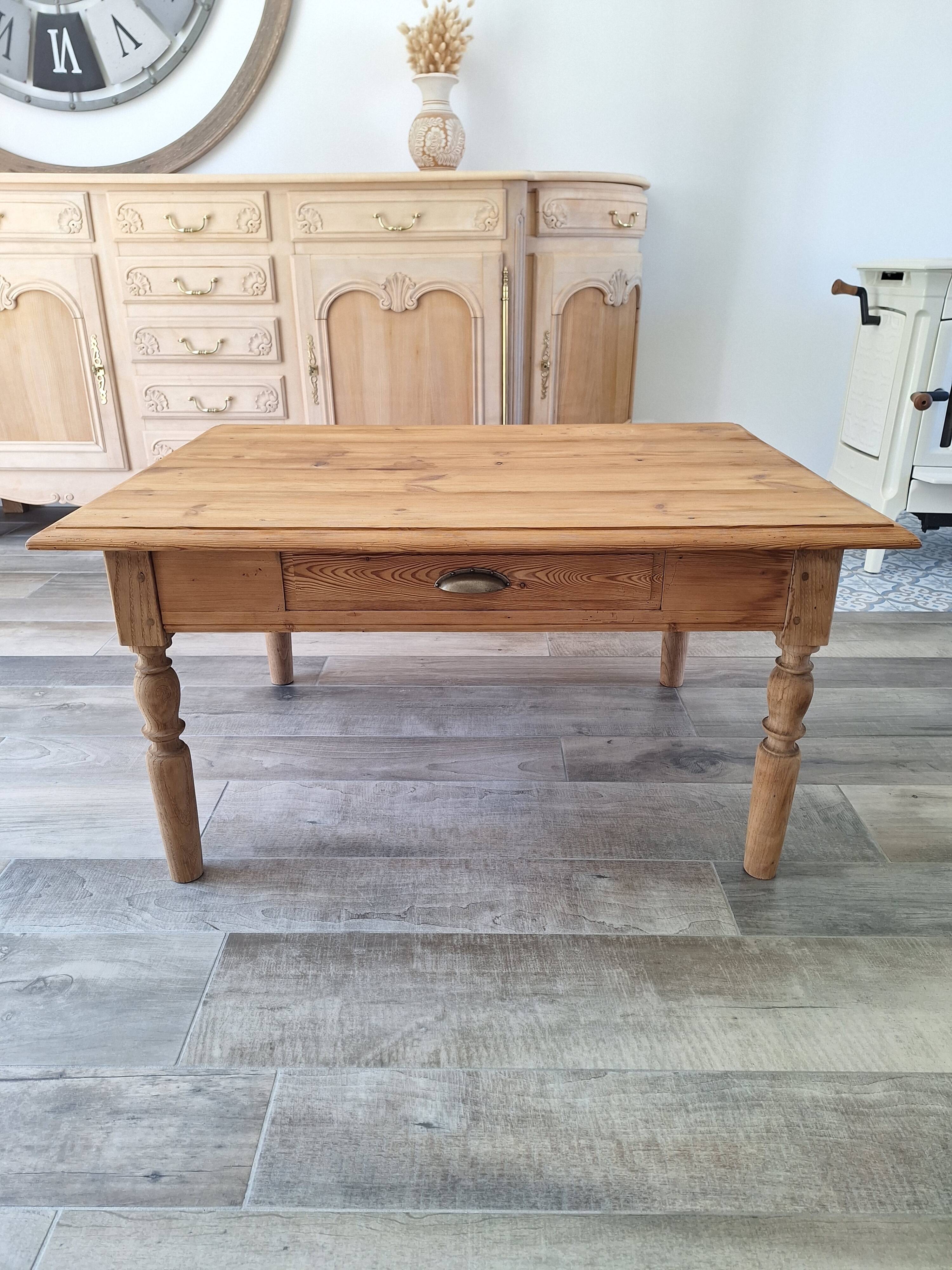 Farmhouse coffee table in solid wood, country style.