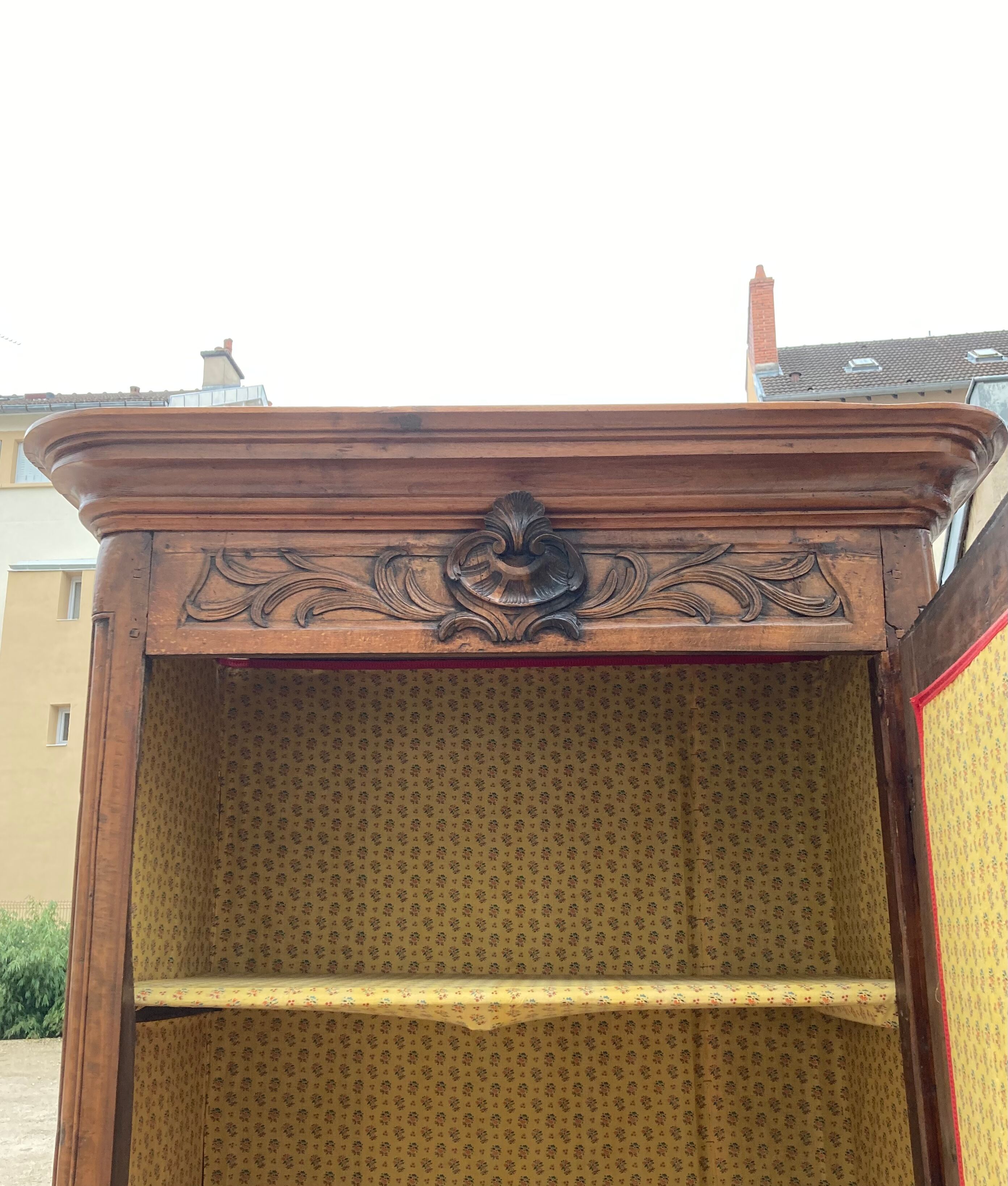 Bonnetière Louis XV in solid cherry tree chevillé nineteenth century (delivery possible)