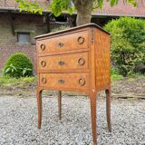 Petite commode d’entre deux marqueterie de cubes de style transition