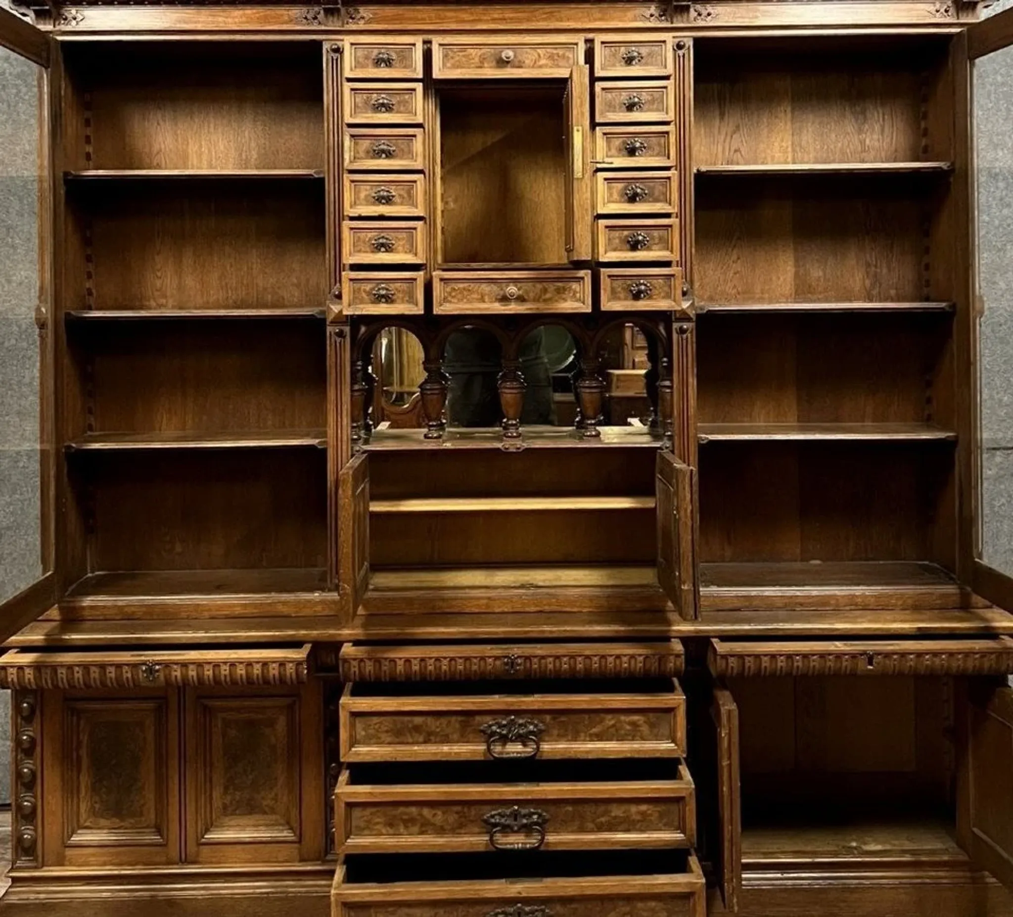 Important double-sided display case – Renaissance style – Walnut and burl
