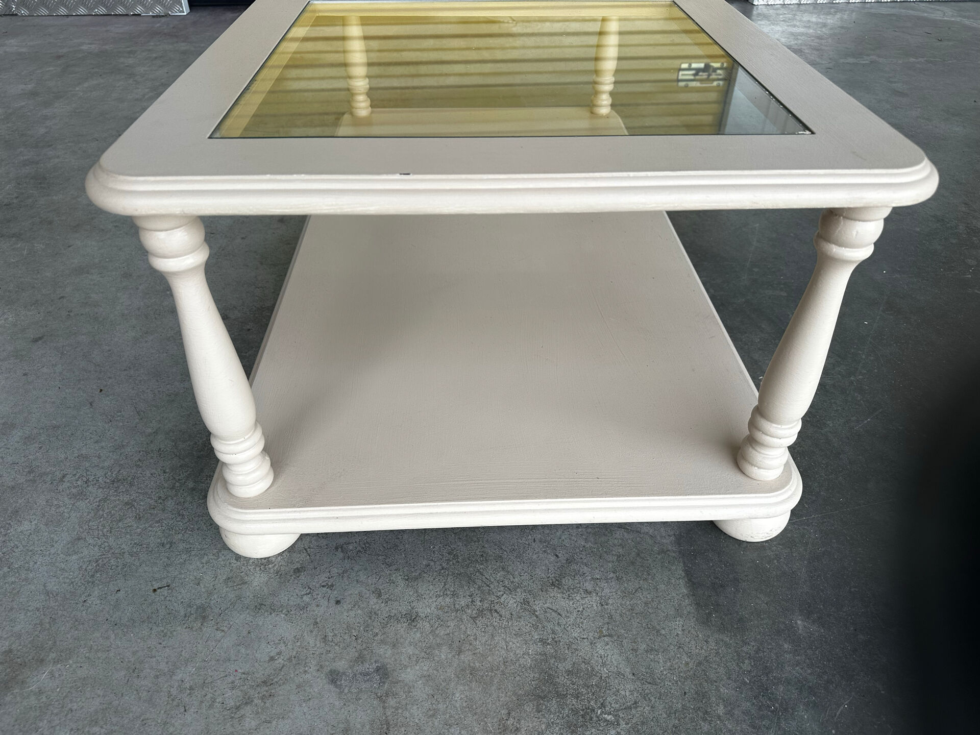 Table basse vintage crème rosé à double plateau et verre